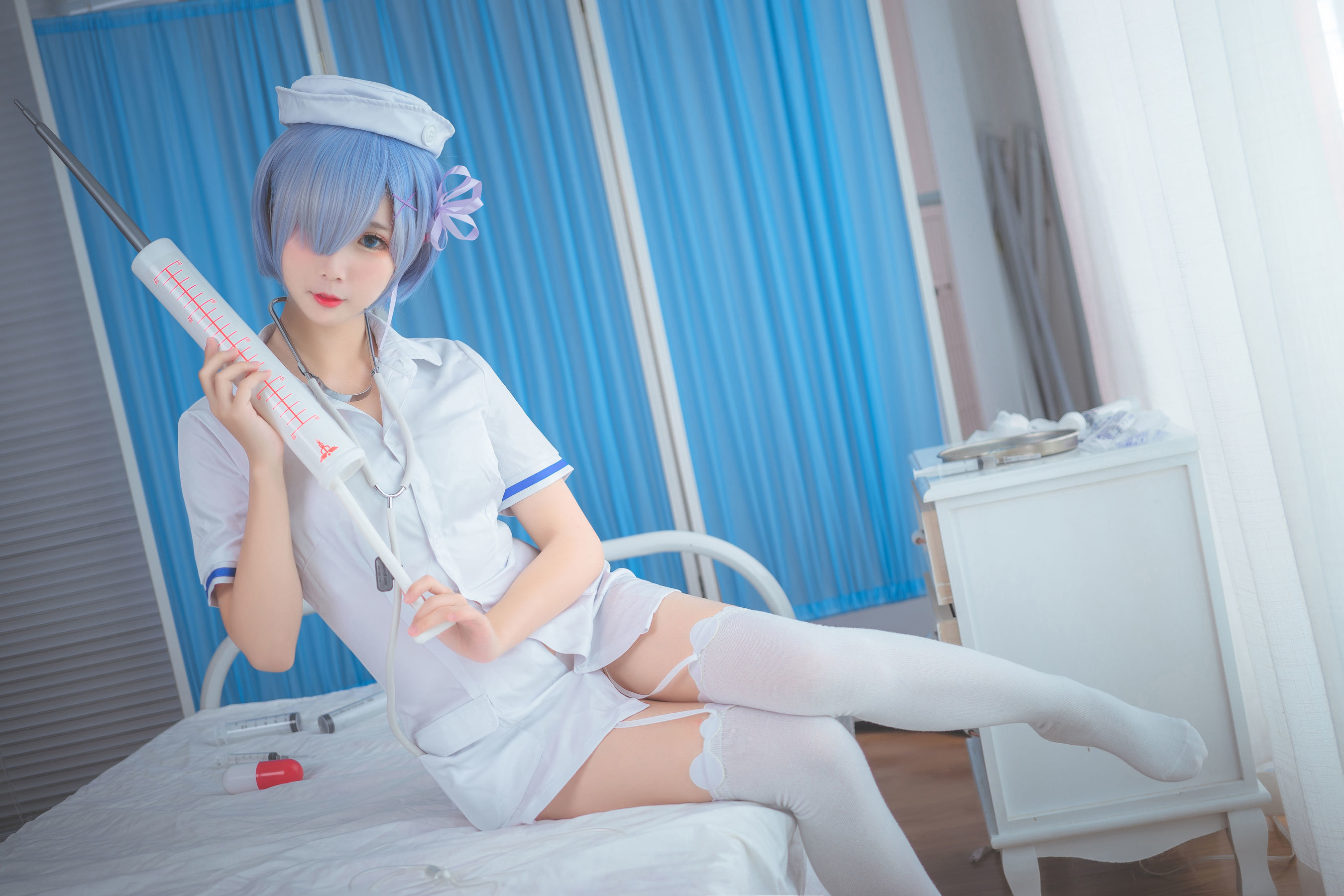 Медсестры в униформе из латекса трахаются с лысым пациентом в палате