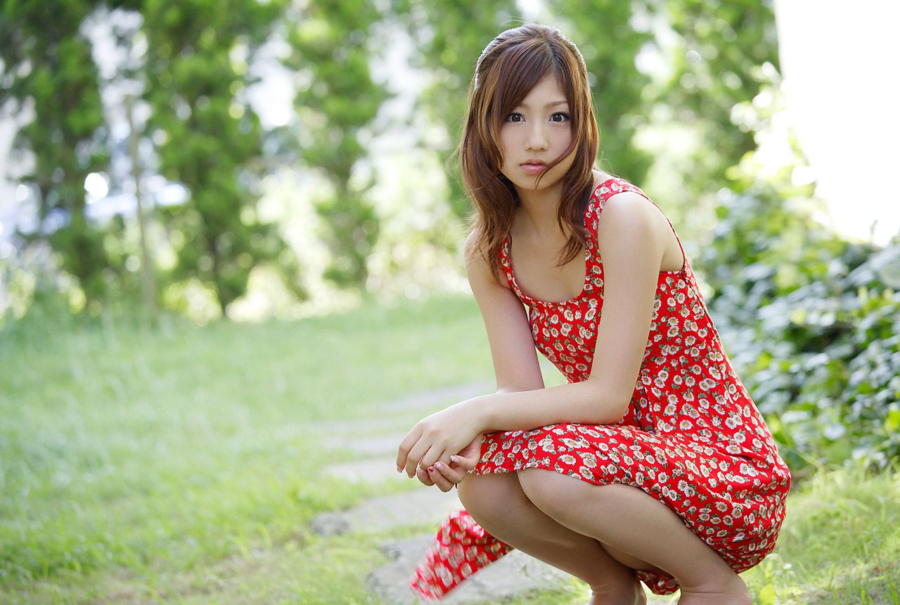 Молоденькая крошка. Йоко Огура. ЮКО Огура фотомодель. Присела на корточки. Японские девушки в летних платьях.