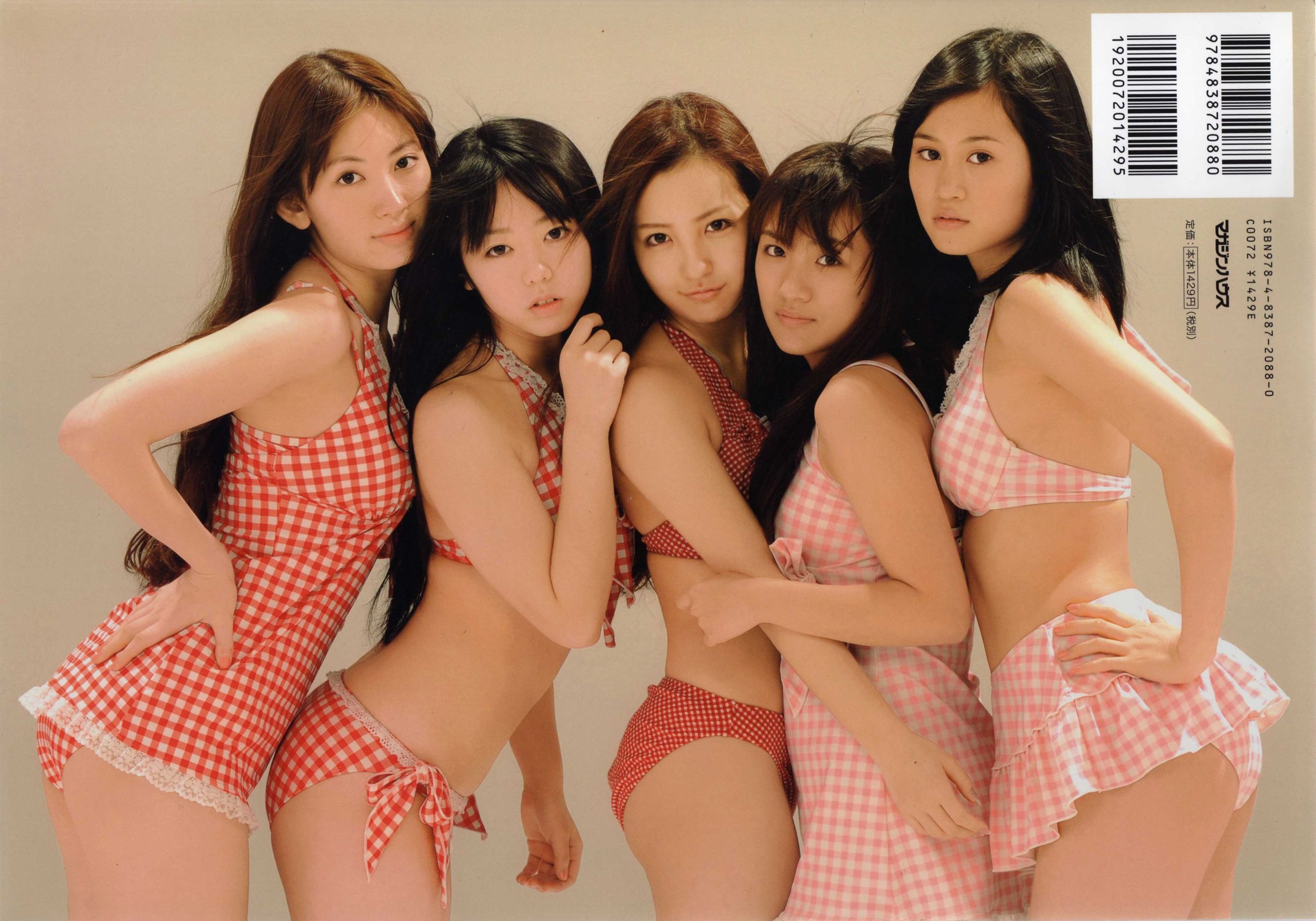 Японская женская группа AKB48 "Показ нижнего белья Fashion Book 2013&q...