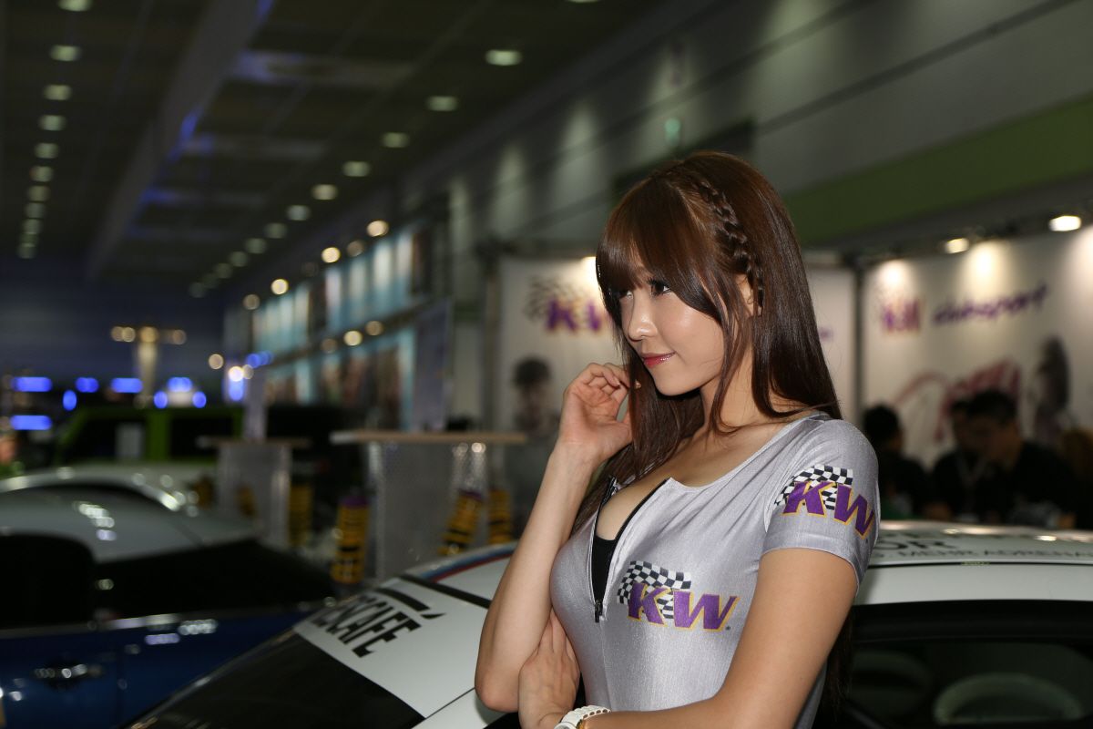 Ли авто модели. Li машина. Auto Salon girls korean car model.